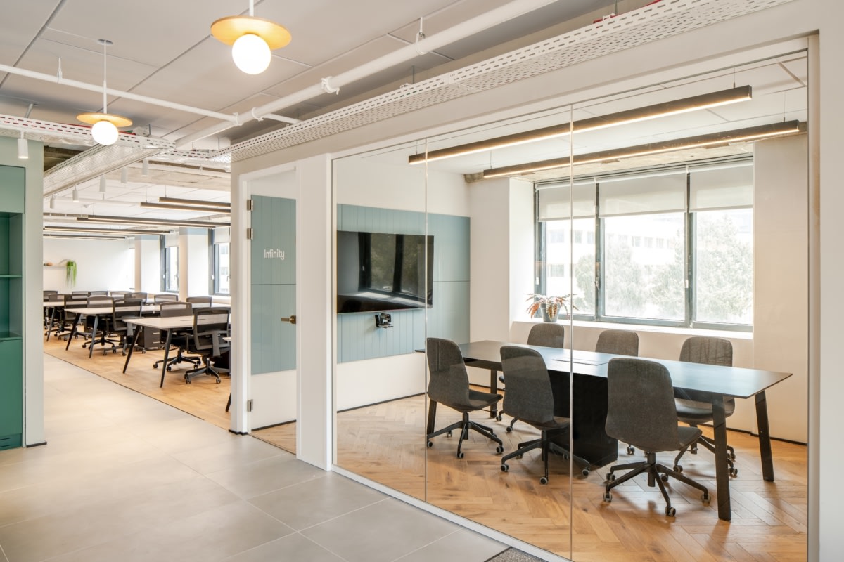 Modern Office Interior Design And Renovate By Daftar Decor 17019791630