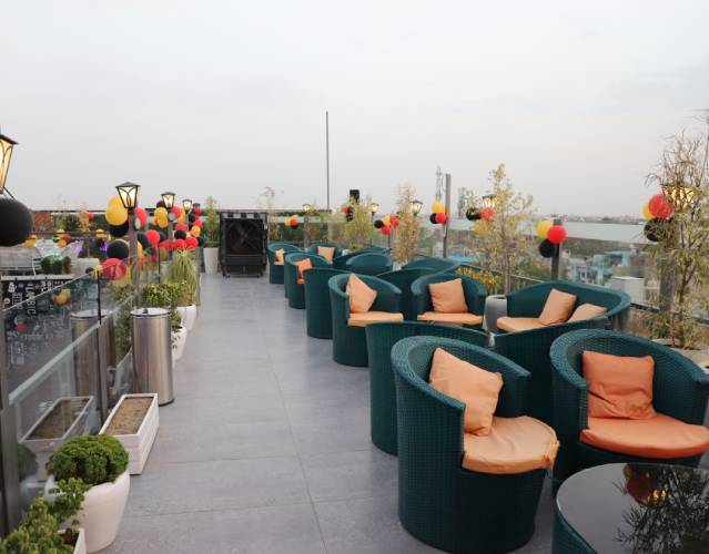 Book hotel rooms in agra