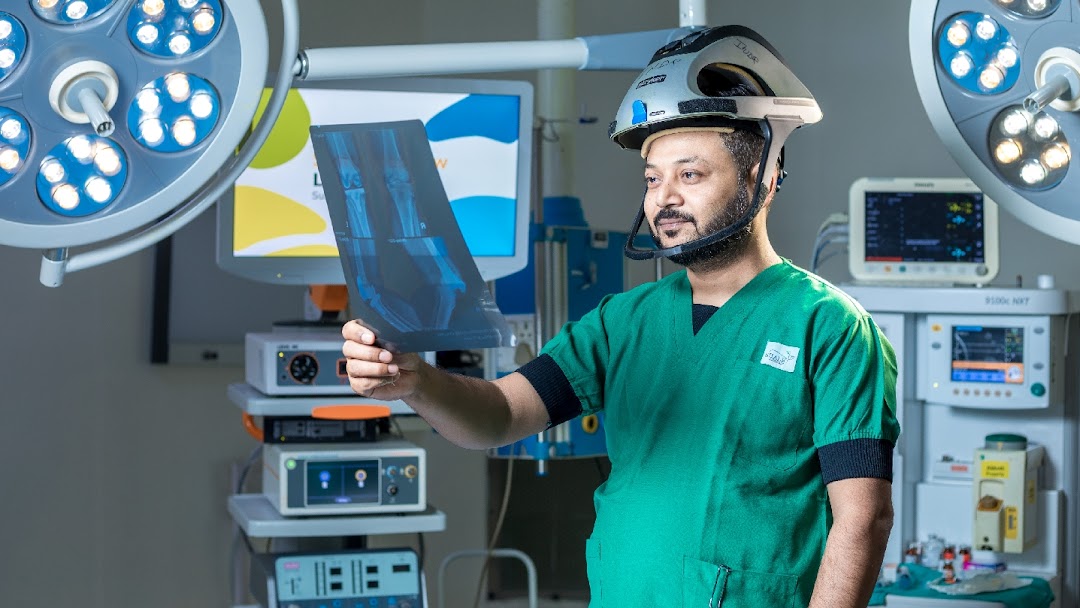 Robotic Joint Replacement Surgeon in Indore - Dr Vinay Tantuway