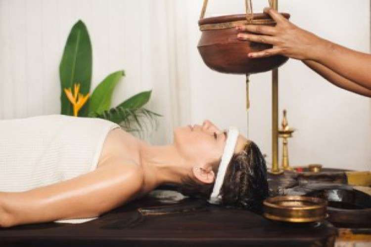 The best shirodhara therapy in delhi for migraine and stress